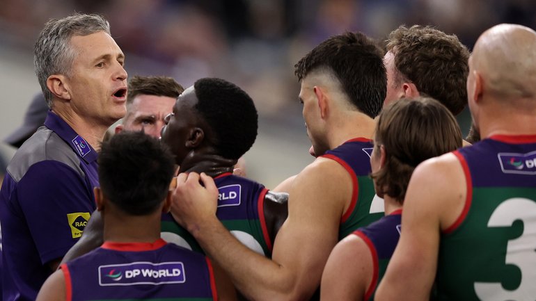 Justin Longmuir addressing his Dockers players last weekend.
