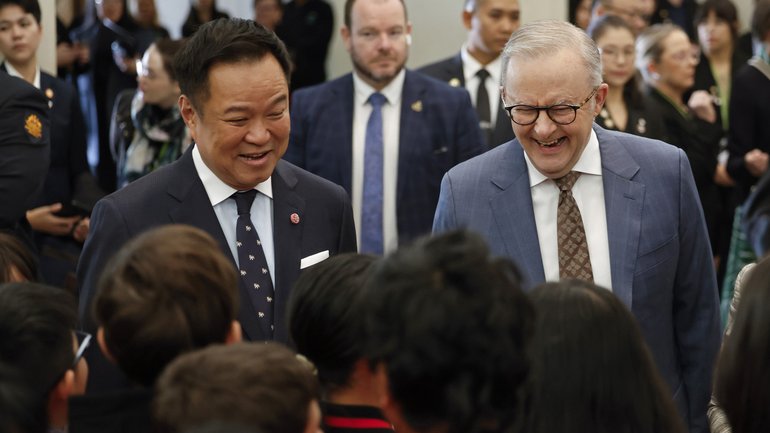 Thai Prime Minister Anutin Charnvirakul and Prime Minister Anthony Albanese greet school children at Parliament House.