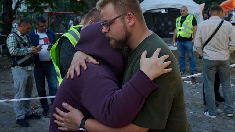 Kyiv residents comforted each other amid the carnage of a massive Russian barrage. 
