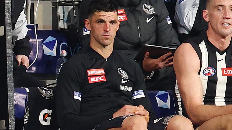 A knee problem meant an early end to the night for Collingwood's Scott Pendlebury. (Morgan Hancock/AAP PHOTOS)