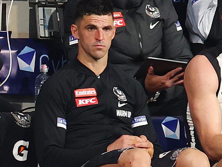 A knee problem meant an early end to the night for Collingwood's Scott Pendlebury. (Morgan Hancock/AAP PHOTOS)