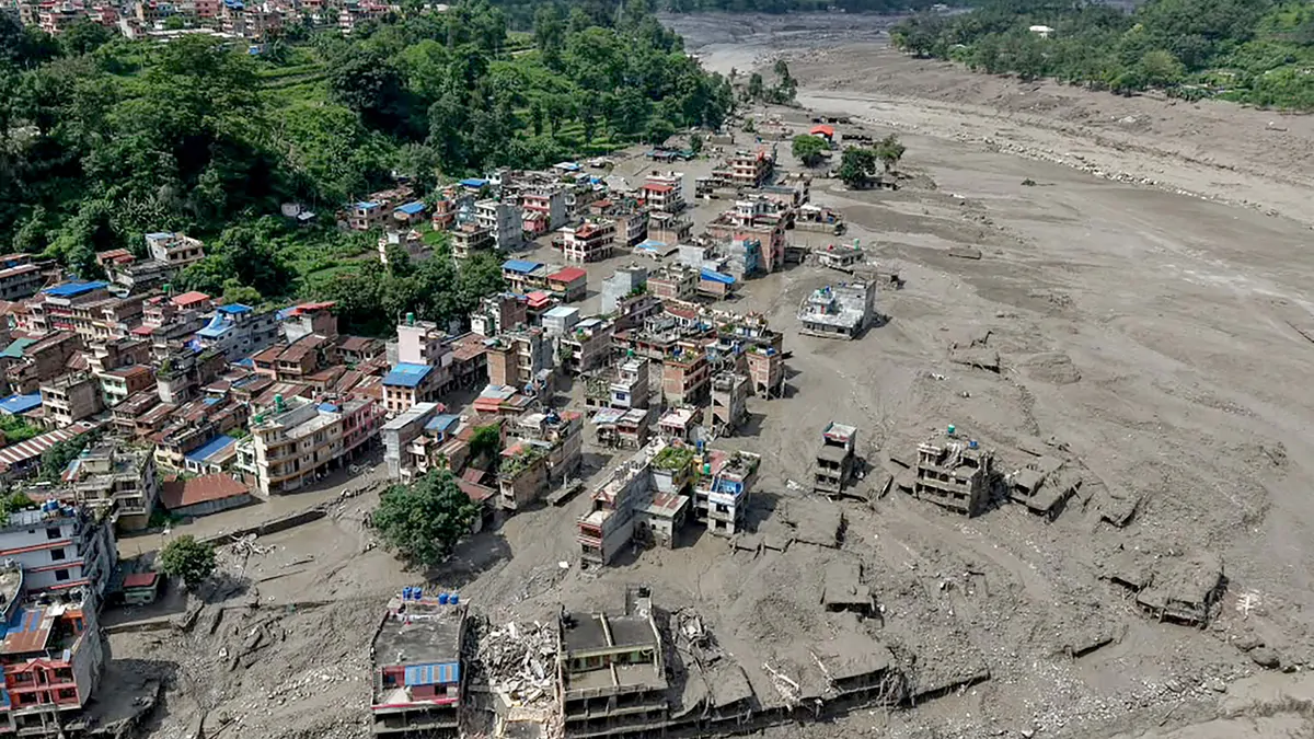 THE NEW YORK TIMES: Catastrophic landslide hits Nepal, engulfing crowds and causing quake THE NEW YORK TIMES: Catastrophic landslide hits Nepal, engulfing crowds and causing quake