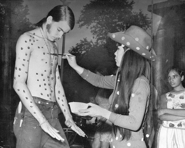 Yayoi Kusama paints body of Kent Feathergill.