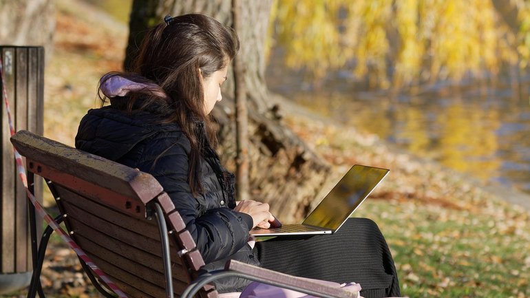 A number of new and existing websites are brimming with unsent digital love letters.