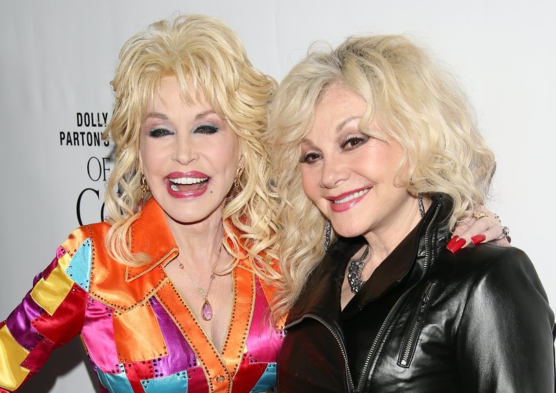 Dolly Parton with her sister Stella. 