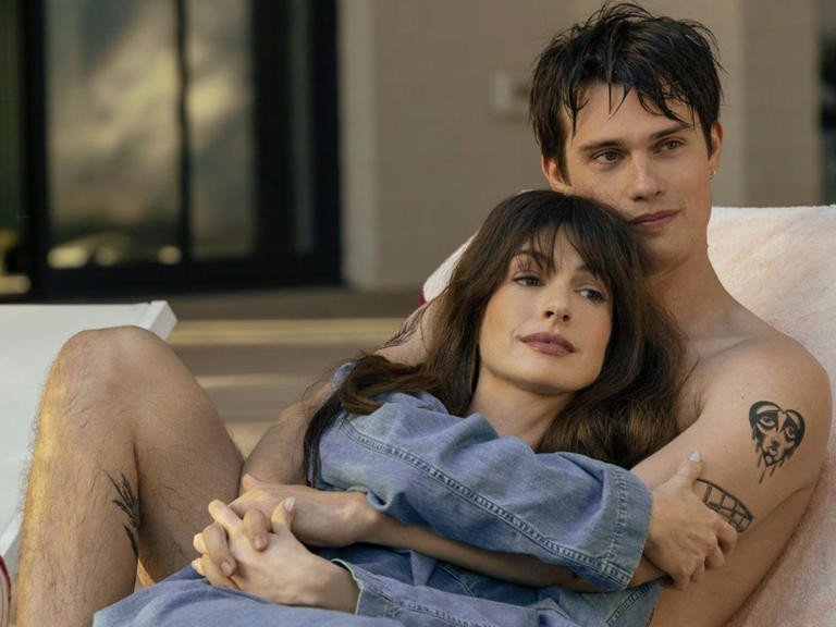 Anne Hathaway and Nicholas Galitzine Hayes in the Idea of You.