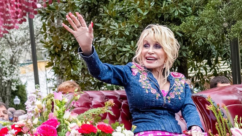 Authorities and fans alike are in favour of renaming Nashville's airport for Dolly Parton. 