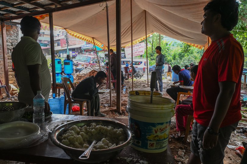 Volunteers prepare food for displaced people.