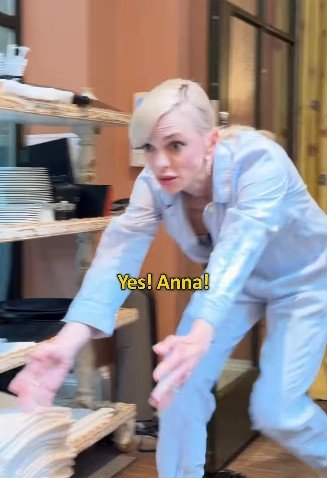 Anna Faris recreates Fisher's dating story.