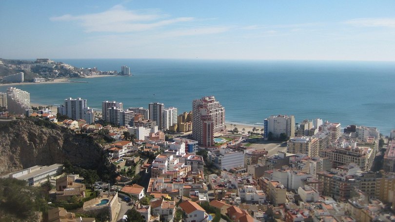 A couple has been found dead in a jacuzzi in the Spanish holiday city of Cullera.