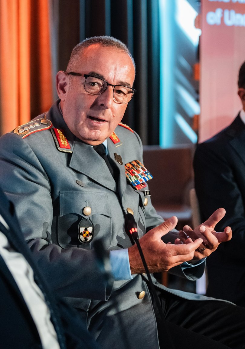 General Carsten Breuer speaks at the Slovenian Forum.