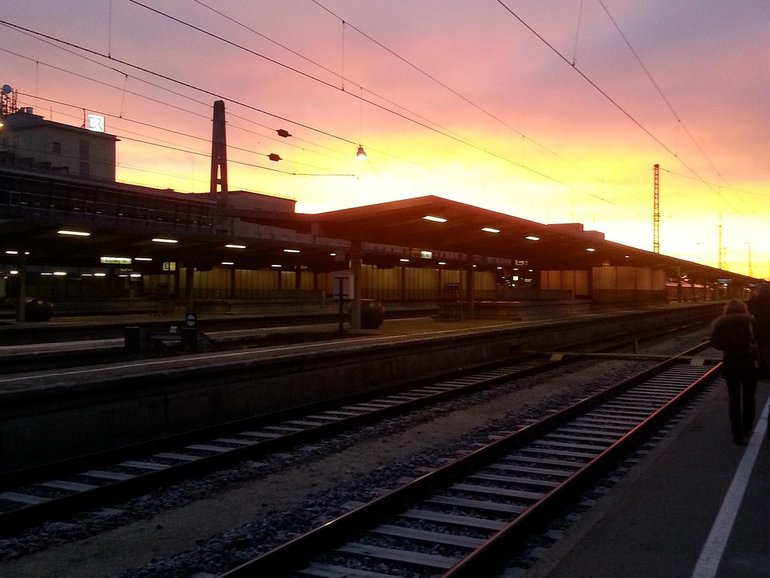 Augsburg’s train station has been closed following an explosion and the discovery of a second suspicious device.