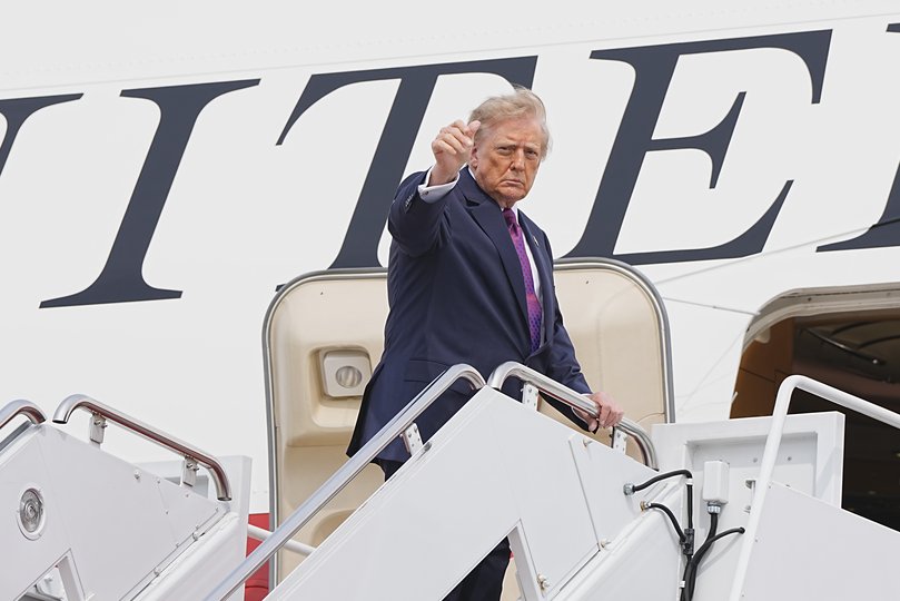  Donald Trump boards Air Force One on August 27, 2026. 