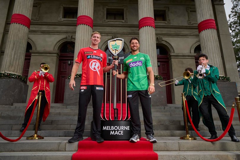 Marcus Stoinis of the Stars and Will Sutherland of the Renegades pose.