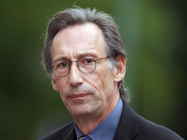British actor Chris Langham has died after a battle with cancer.