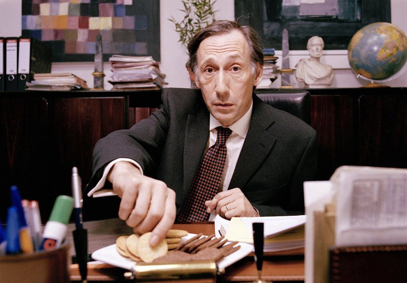 Chris Langham as befuddled Social Affairs Minister Hugh Abbott in The Thick of It.