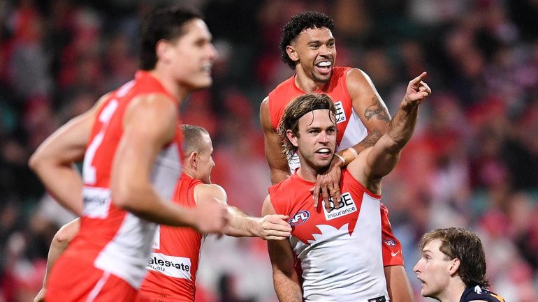 James Rowbottom (centre) says he's trying to split football and his friendship with Nick Blakey. (Steven Markham/AAP PHOTOS)