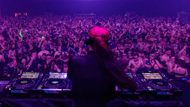 Clara Cuv, a Berlin-based DJ, plays for a packed convention hall in Warsaw, Poland, on April 18, 2026, a city that is attracting a growing number of global performers. A scrappy electronic dance music scene, fueled by young collectives and buzzy DJs, is putting the Polish capital on the global nightlife map. (Anna Liminowicz/The New York Times) ANNA LIMINOWICZ