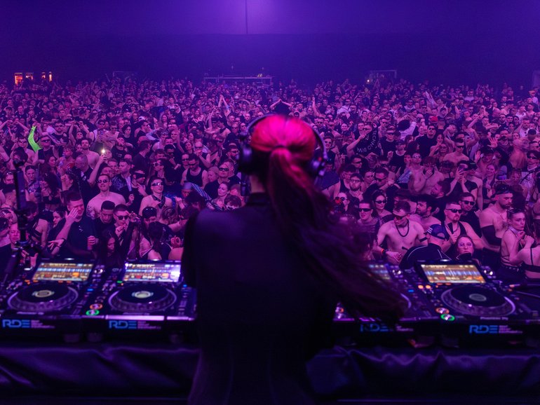 Clara Cuv, a Berlin-based DJ, plays for a packed convention hall in Warsaw, Poland, on April 18, 2026, a city that is attracting a growing number of global performers. A scrappy electronic dance music scene, fueled by young collectives and buzzy DJs, is putting the Polish capital on the global nightlife map. (Anna Liminowicz/The New York Times) ANNA LIMINOWICZ