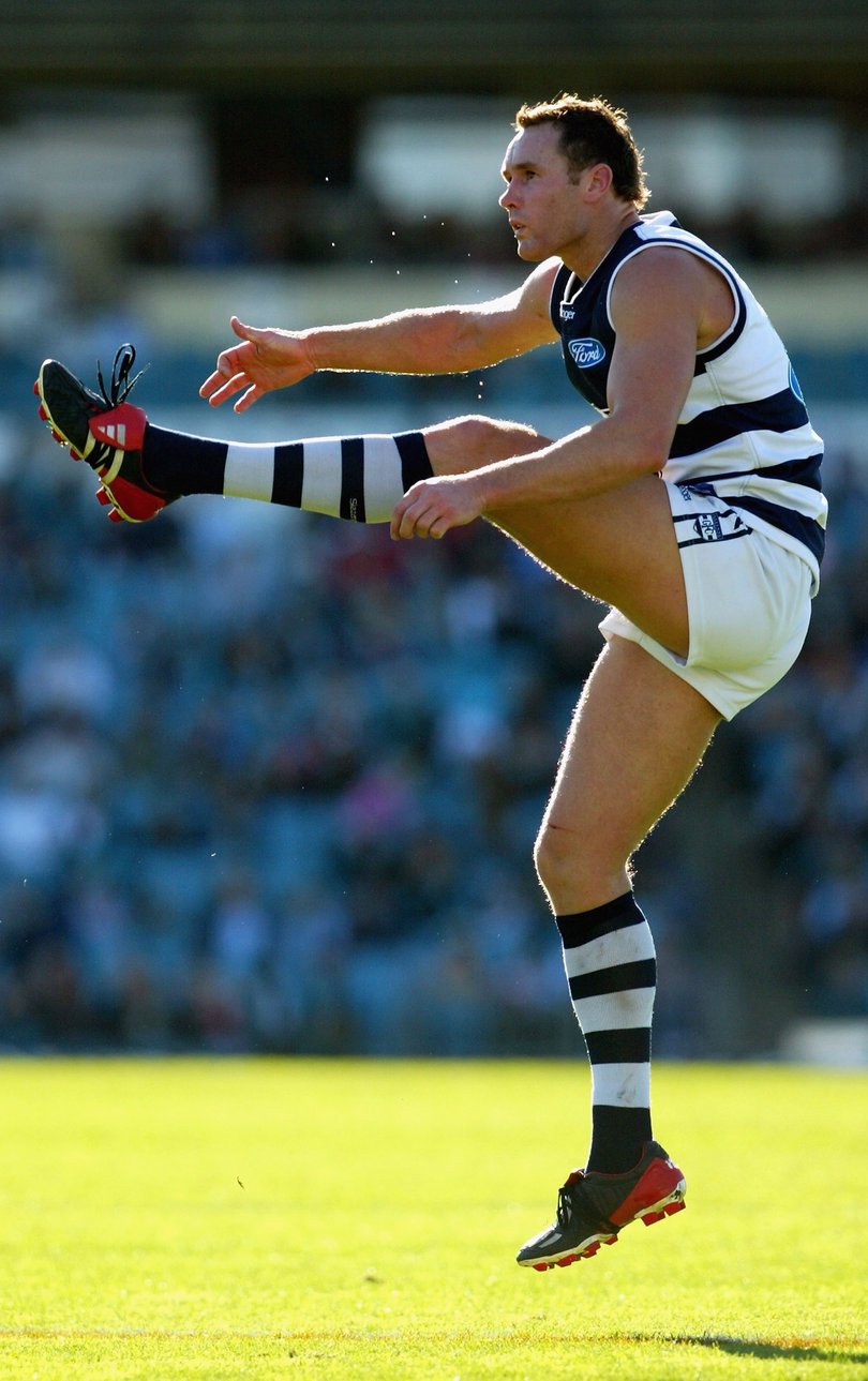 Ben Graham for Geelong shoots for goal.