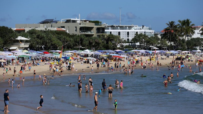 Beachgoers sought solace from the heat as temperatures in one state threatened to break records. (Danny Casey/AAP PHOTOS)