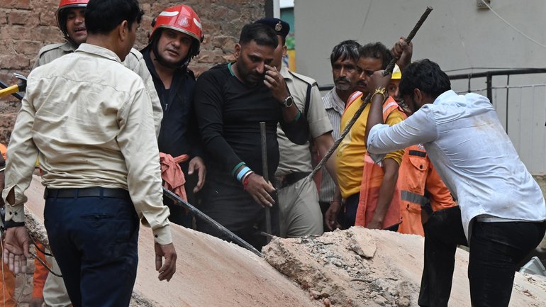 Five people have been killed following the collapse of a building in the Indian capital New Delhi, with rescuers trying to reach people trapped in the rubble.