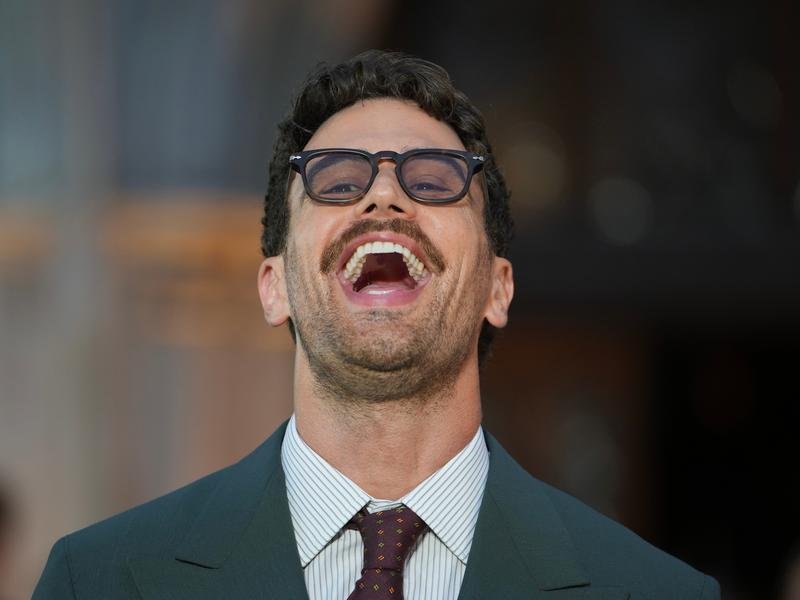Theo James.