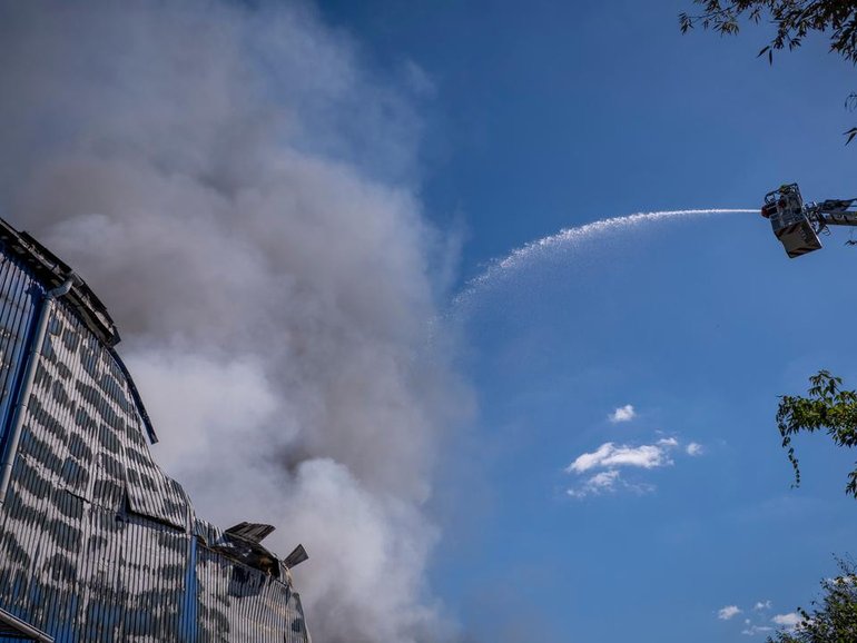 The bombardment of Kyiv continues as US President Trump pushes for an end to the war.