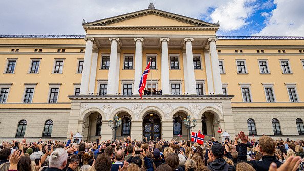 The new King and Queen appeared on the balcony of the palace after the funeral of King Harald. 
