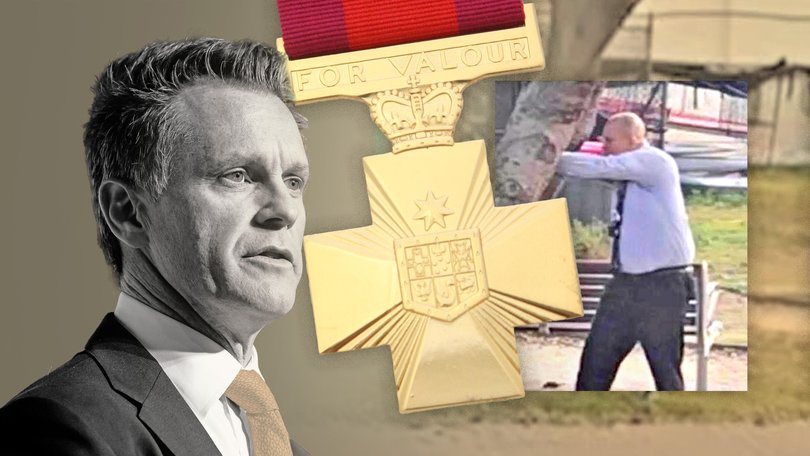 Cesar Barraza, the police officer who ended the Bondi Beach massacre, should be awarded civilian equivalent of the Victoria Cross, NSW Premier Chris Minns said.
