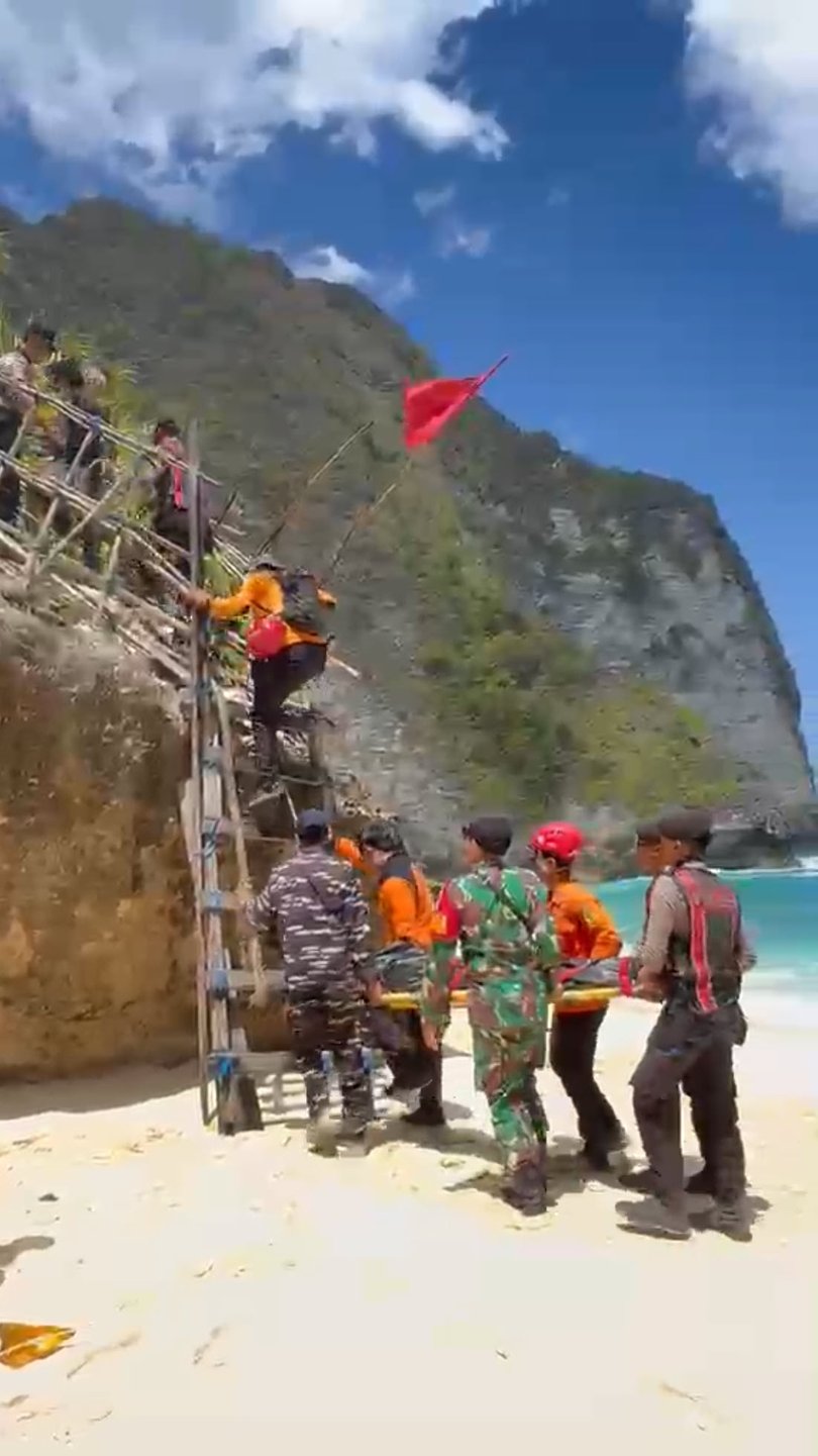 A Queensland woman has died after falling from a cliff at Kelingking Beach in Bali.