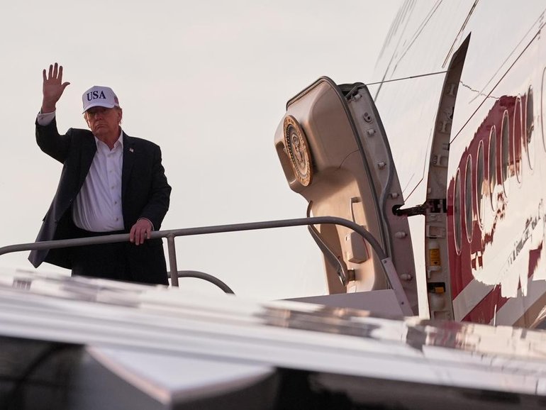 US President Donald Trump says he discussed whiskey tariffs with Ireland's leader and golfers. 