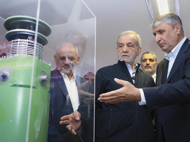 In this photo released by the Iranian Presidency Office, President Masoud Pezeshkian, second right, listens to head of Atomic Energy Organization of Iran Mohammad Eslami as he visits an exhibition of Iran’s nuclear achievements, in Tehran, Iran. (Iranian Presidency Office via AP, File) (AP PHOTO)