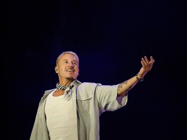 US rapper Macklemore has been booted from performing on Ed Sheeran’s US tour.