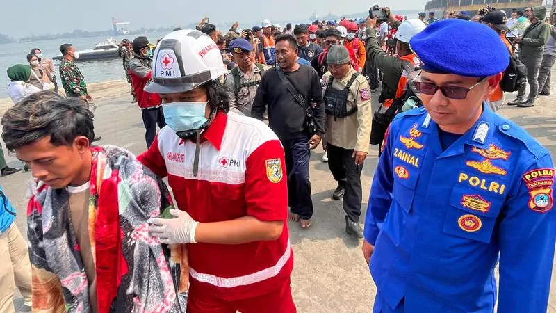 Java Sea, Indonesia: Search for survivors continues after ferry capsize en route to Kalimantan
