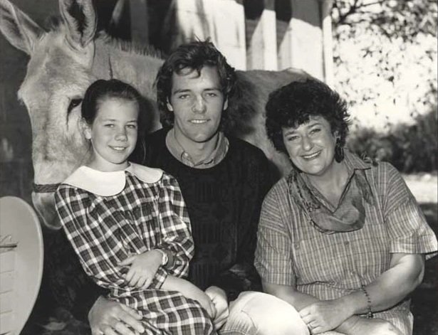 Production Still of Kate Ritchie, Peter Vroom & Sheila Kennelly (Season 01).