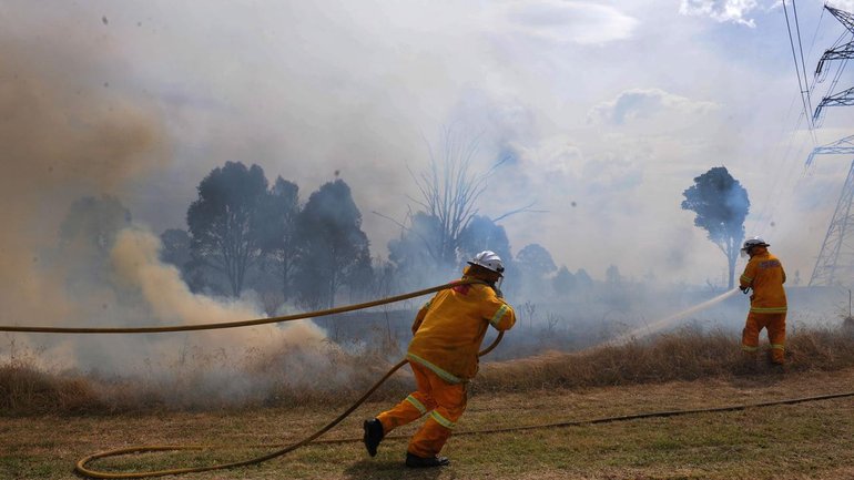 Firefighters are battling a blaze burning in extreme weather conditions on the outskirts of Darwin. (Dean Lewins/AAP PHOTOS)