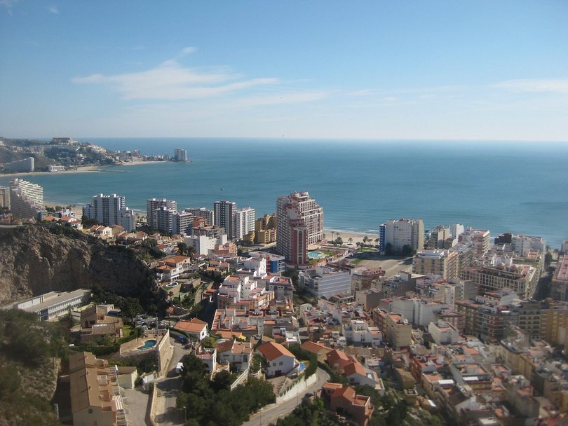 A couple has been found dead in a jacuzzi in the Spanish holiday city of Cullera.