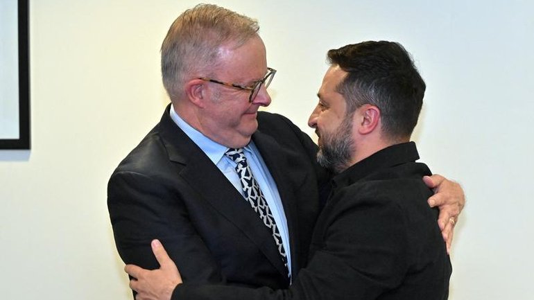 Prime Minister Anthony Albanese and Ukrainian President Volodymyr Zelenskiy hugged upon meeting. (Mick Tsikas/AAP PHOTOS)