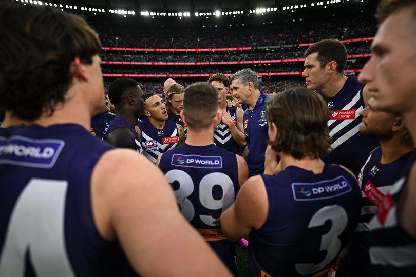Longmuir addressing his players on the MCG turf after the loss.