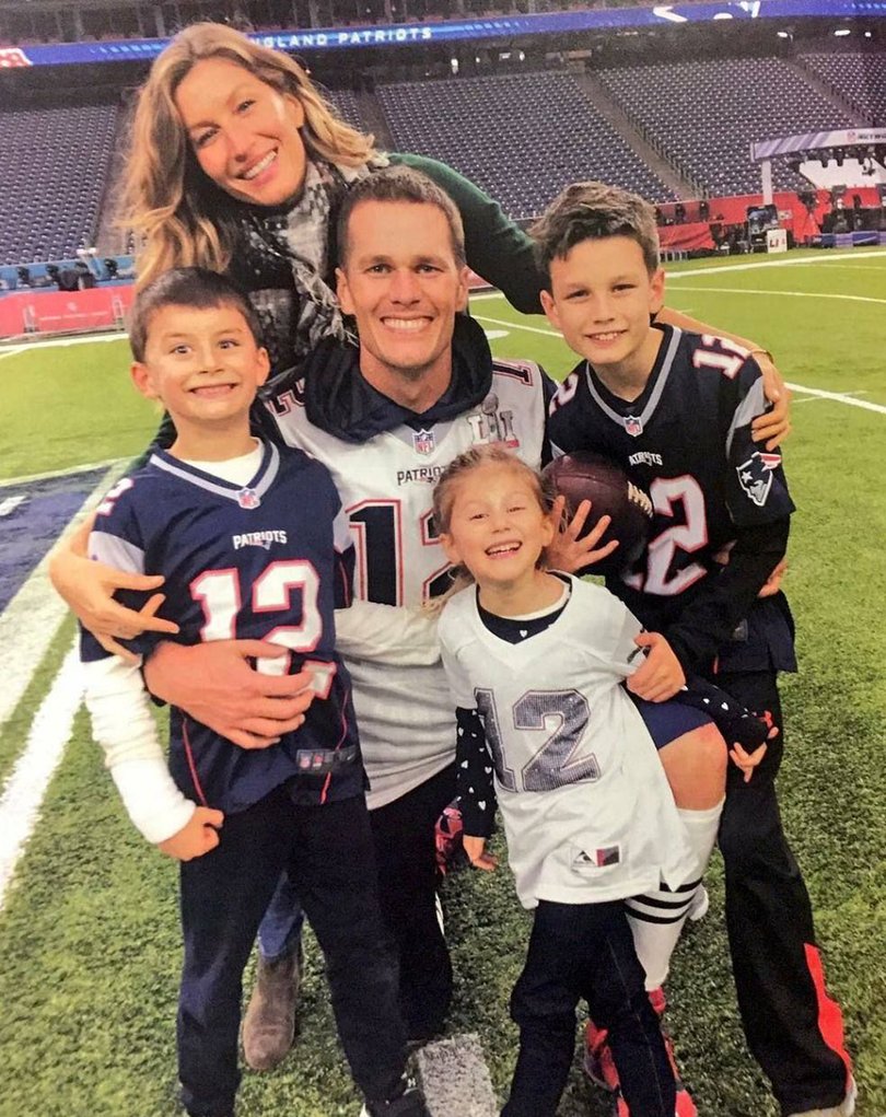 Tom Brady posts a photo with his wife Gisele Bündchen and his kids