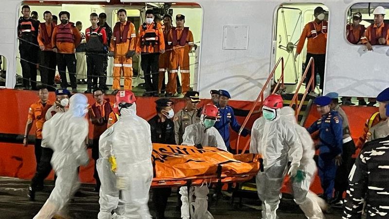 Rescue crews are working in difficult conditions to retrieve the bodies entombed in the wreck. (AP PHOTO)