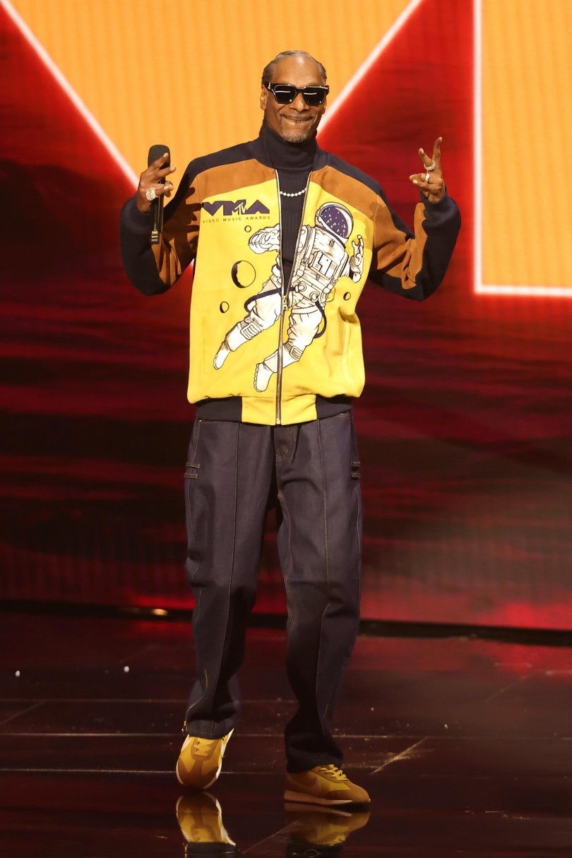 Host Snoop Dogg.