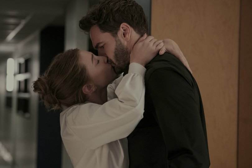 Lili Reinhart and Tom Bateman in The Love Hypothesis.