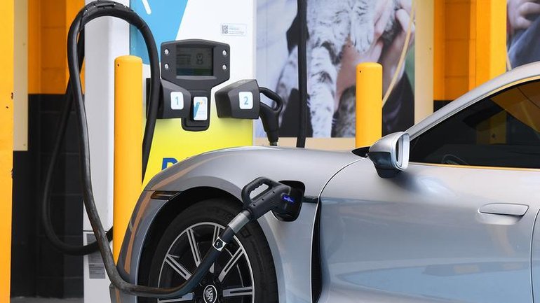 A fuel retailer has announced plans to buy one of nation's largest EV charging networks. (Jono Searle/AAP PHOTOS)