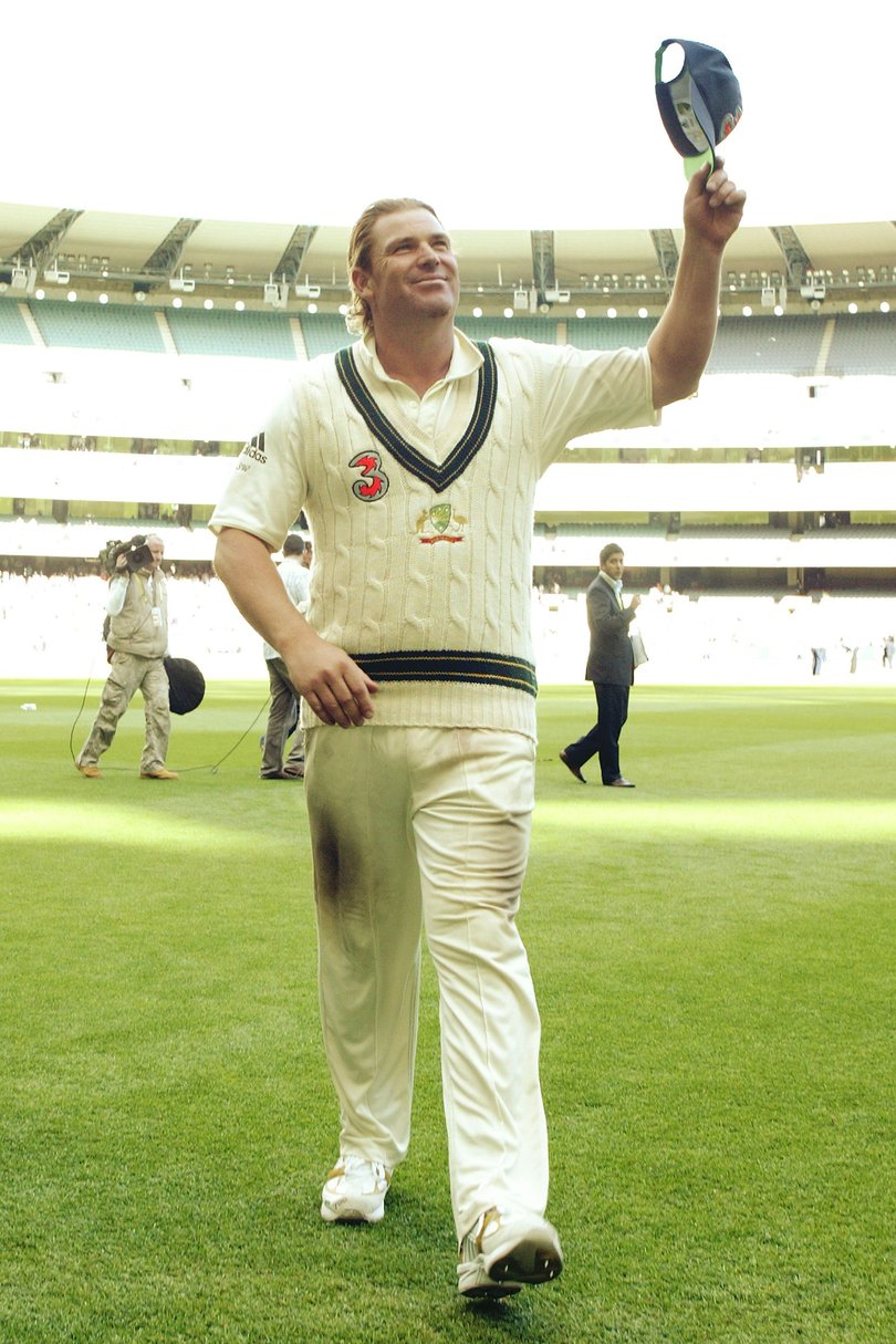 Shane Warne salutes the crowd at the MCG for the last time after taking 7 wickets for the match and making 40 runs against England in the Boxing Day Test Match.
