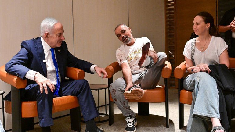 Prime Minister Benjamin Netanyahu at his Ben-Gurion International Airport meeting with Yaniv Hayun, the passenger who broke into the cockpit on the flight from Dubai to Israel.