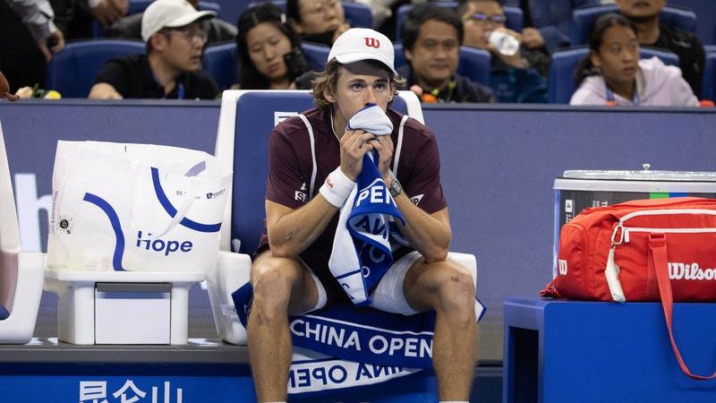 Alex de Minaur was left the picture of dismay after injury ruined his China Open final dream. (EPA PHOTO)