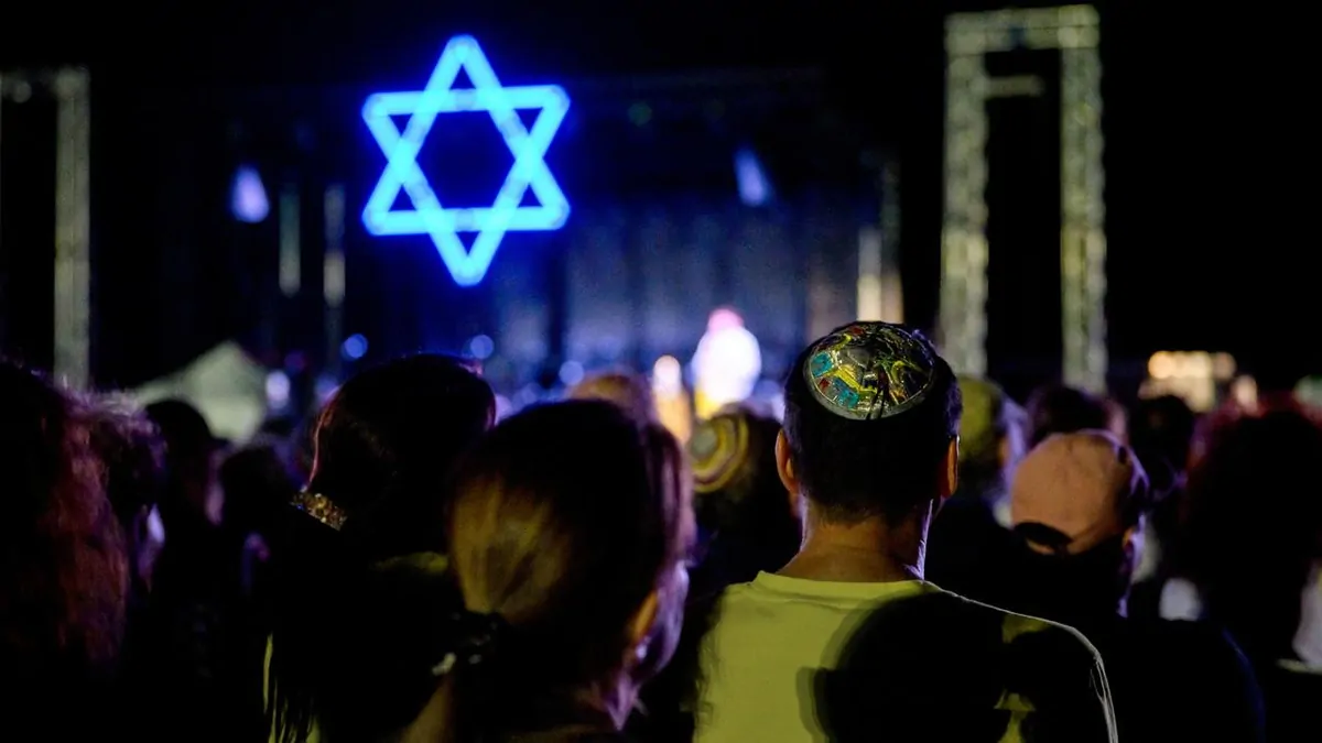 October 7 anniversary: Jewish Australians mark Hamas attacks with Bondi vigil three years on from Israel massacre