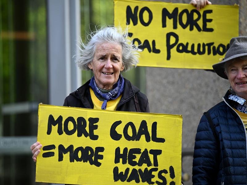 The High Court has ruled a coal mine's expansion should have first considered total carbon emissions (Dan Himbrechts/AAP PHOTOS)
